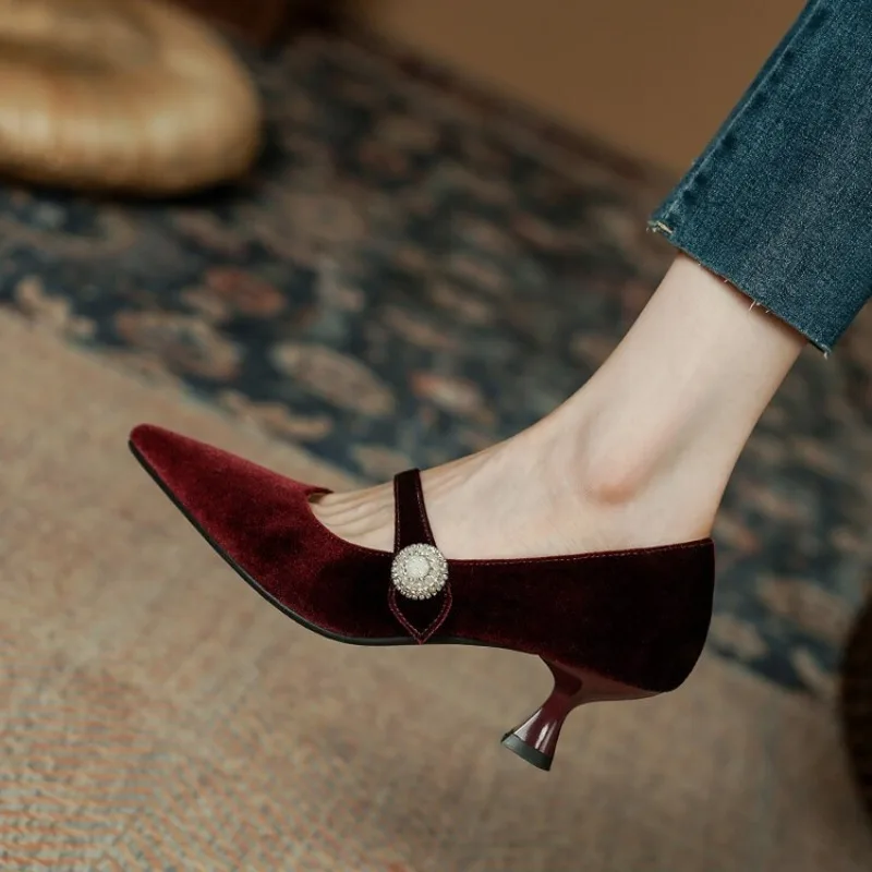 Vintage Fashion Heels - รองเท้าส้นเข็มแบบแมรี่เจนหัวแหลมสีไวน์แดง สไตล์วินเทจสำหรับผู้หญิง แบบหัวเข็มขัดเดียว รองเท้าส้นสูงหัวแหลมแบบกำมะหยี่
