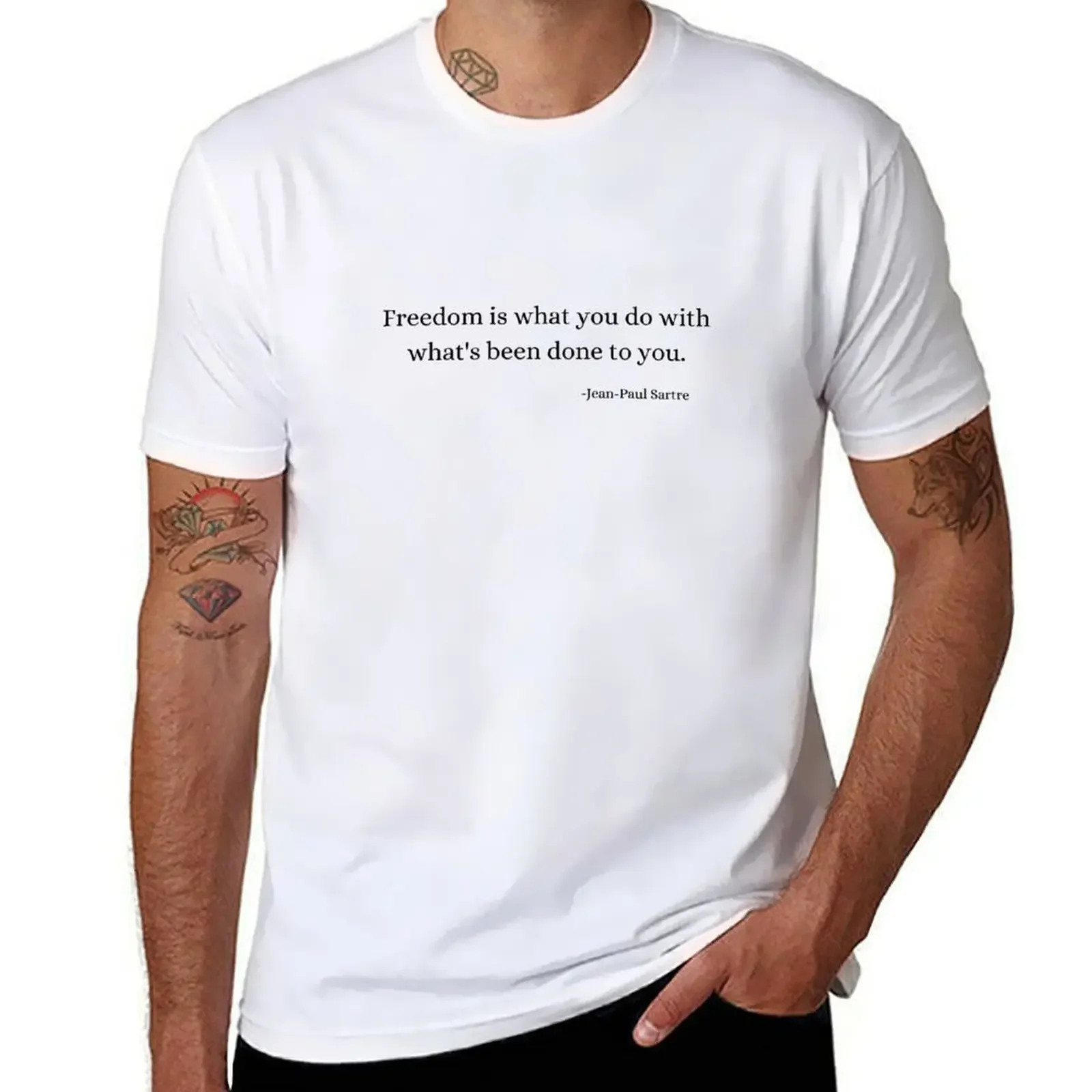 Vintage Fashion Quotes Short - คำคมประวัติศาสตร์และปรัชญา: เฌอ-ปอล ซาร์เตร เสื้อยืดผู้ชาย เสื้อยืดลายกราฟิก เสื้อยืดวินเทจ