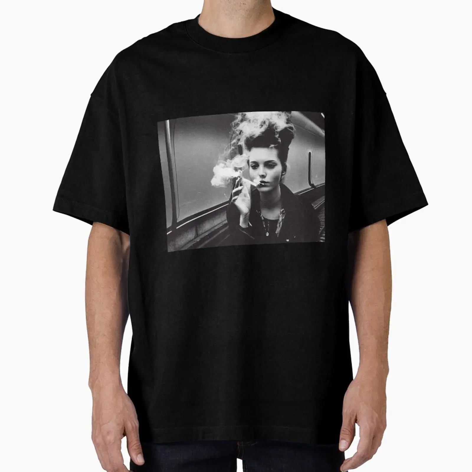 หญิงสาวกำลังสูบบุหรี่ในยูบาห์น - Vintage Fashion Berlin บทวิจารณ์และราคา